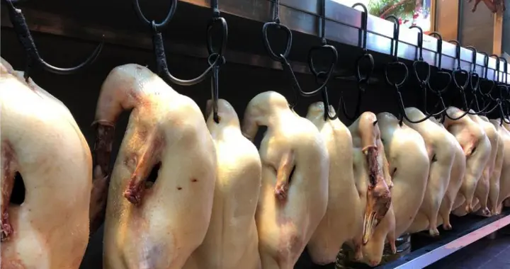 真相来了，一只活鸭上百块，一只烤鸭只要25元，你还敢吃吗？