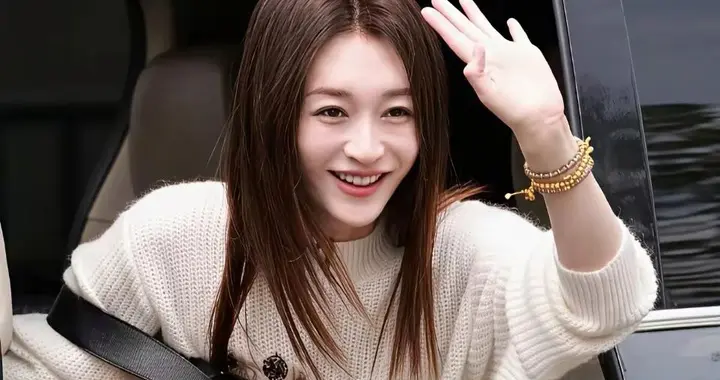 上天果然是公允的，赐予了李小冉绝世的冷白皮与神颜