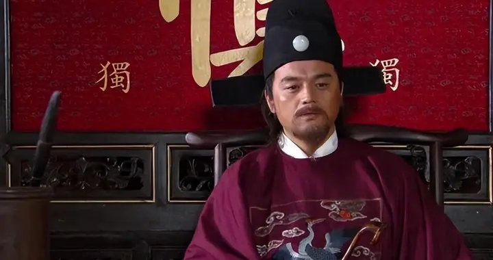 宰相邀朱元璋来家中喝酒，朱元璋走到半路，突然下令：抄斩全家