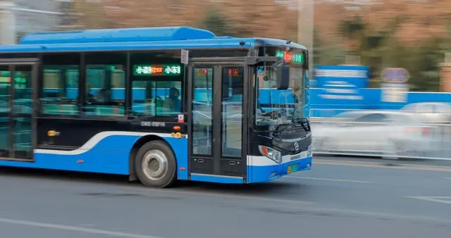 老年免费乘车卡“停办”风波：公交公司真没钱了？