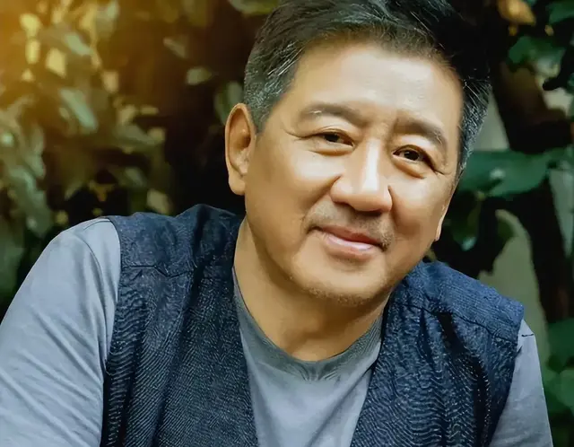 曾演彭德怀爆红，出道多年无绯闻，如今与胖东来为敌晚节不保