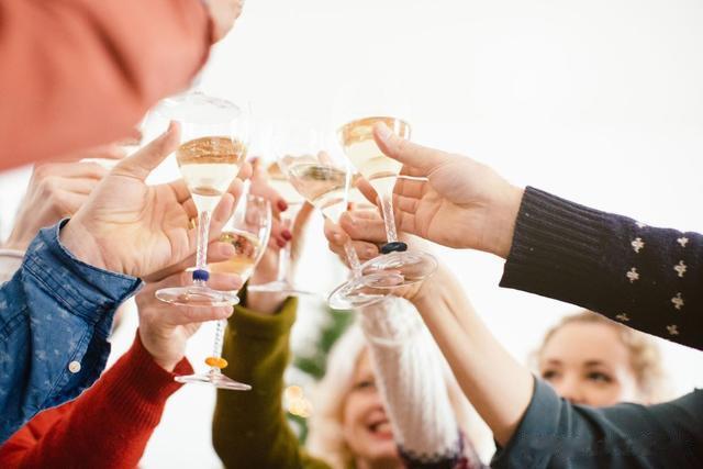 经常喝酒的人，戒酒后肝能恢复正常？医生：这个年龄戒酒注意