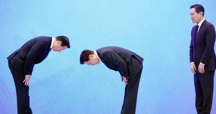 李在明90度弯腰，感谢三星、SK财阀的投资，差点跪，这事不简单