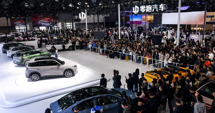 零跑A10广州车展首秀：满配10万内带激光雷达 双8芯片，爆款预定？