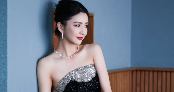 佟丽娅月色攀上裙纱，钻芒凝炼自在轮廓