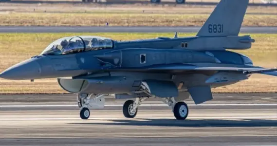 台军“最强战机”现身，被美国人一番折腾，终于赶上歼10C了