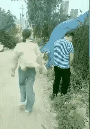 燎原：看到这一幕，真是哭笑不得！男子路边