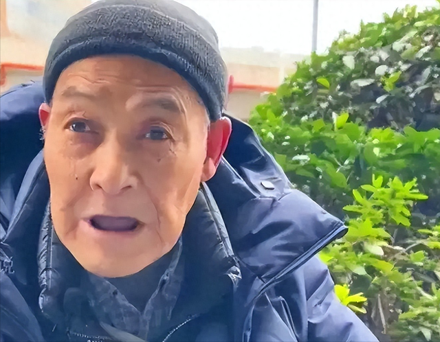 上海老人移民美国回家探亲，谁料刚下飞机，亲人：滚回你的美国！