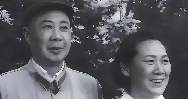 1933年，他当上红军军长，搭档是未来大将，手握三千精兵
