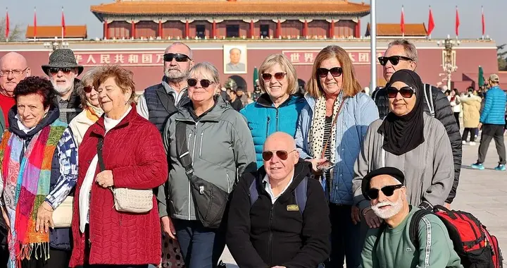 美国游客扎堆来中国，打着旅游的“幌子”，背地里小算盘却藏不住