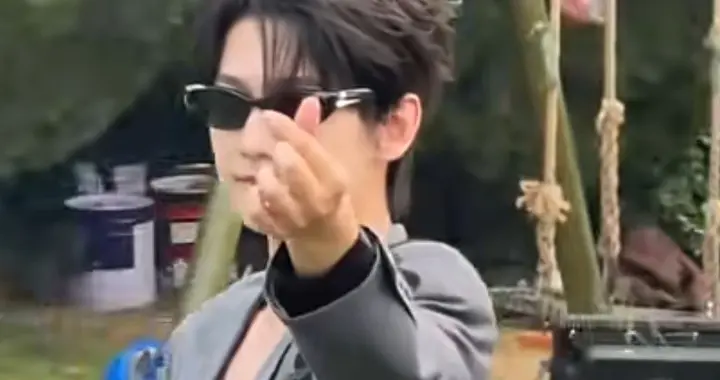 杨洋现身开封清明上河图疯狂比心，权威长相堪比陈晓
