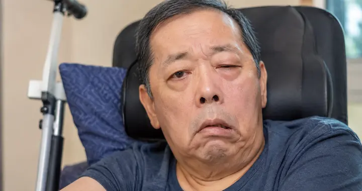中风后、生活难自理！多半是血管堵塞，一味中成药，活血化瘀