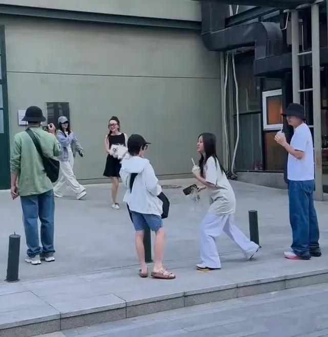 霍思燕一家和贾乃亮一家一同出游