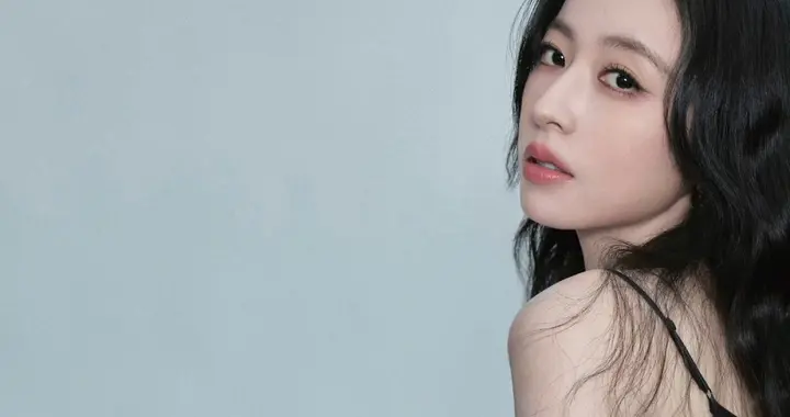 周雨彤纯黑吊带连衣裙