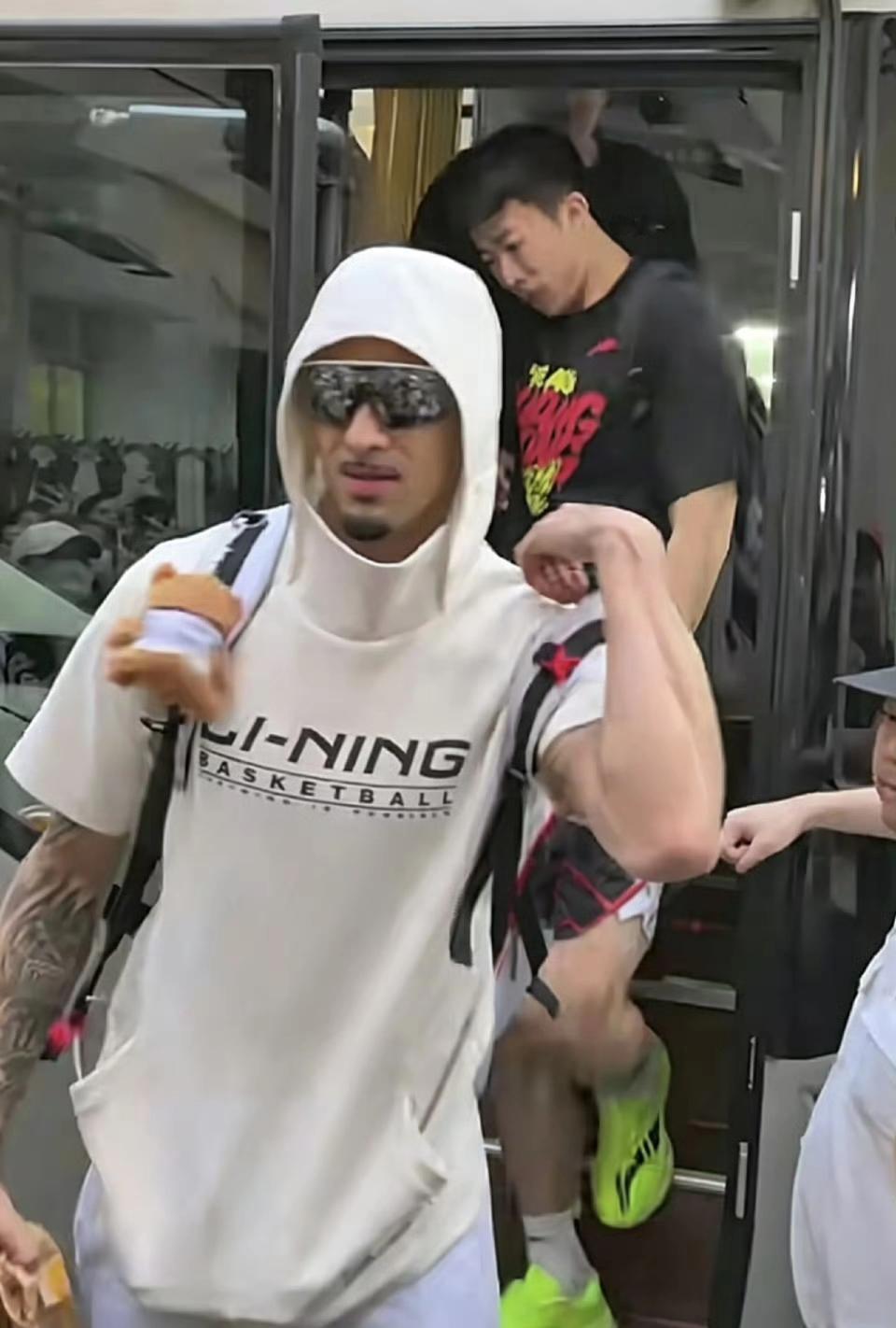 聊热点，王少杰称广东和家一样，广东外教离队 CBA季后赛止步八强后，广...