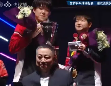 混双颁奖：刘国梁亲自颁发，日本队不服，莎头两人热聊