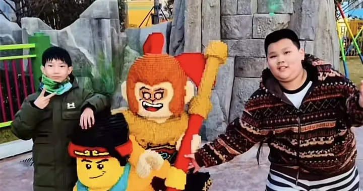 郭汾阳上海游玩，未见王惠陪伴，现身乐高乐园，和社会朋友一起