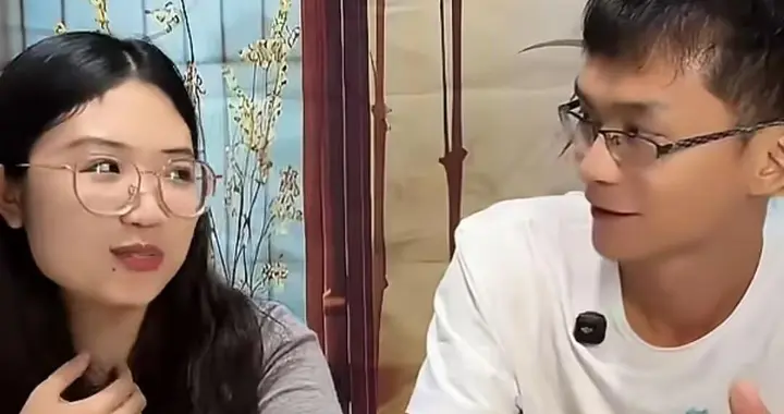 看清现实！唐尚珺开启直播带货，两位女校友助攻，首场卖了2.5万