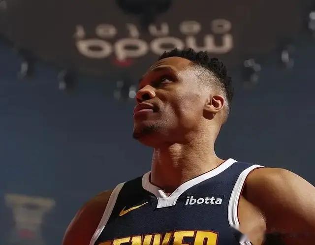 明天掘金与雄鹿队更新了明日伤病名单，两队主将或将缺席！