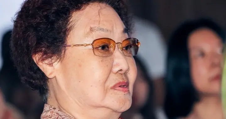 她是郭兰英的亲侄女，长期定居广州陪伴老人，不是亲女胜似亲女