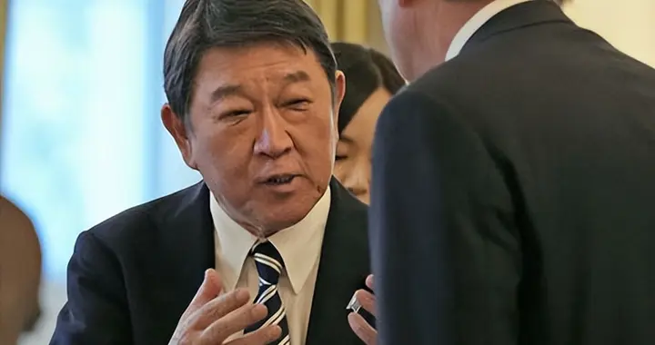 王毅拒见茂木敏充，石破茂一句实话戳破日本旧梦，高市支持率下滑