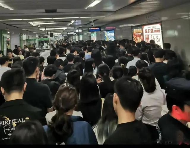 网友“怒批”深圳民治站“换乘”深圳北要37分钟，评论圈彻底炸锅