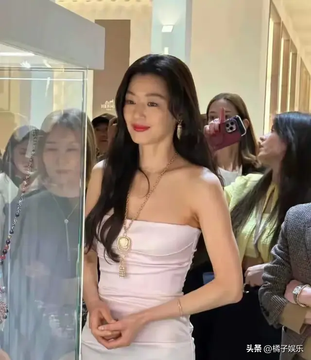 全智贤亮相日内瓦表展活动，没有大浓妆却有气场，生图优雅又从容