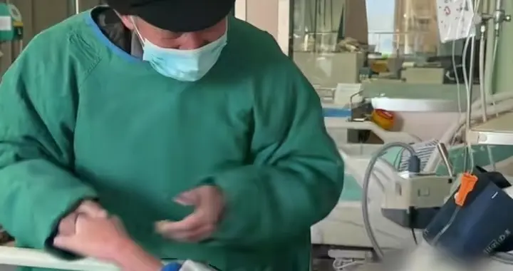 爱是每天必达的承诺，81岁老人奔赴医院，只为和老伴相聚30分钟