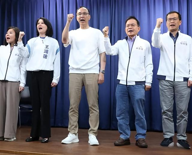 国民党预告，4天后绝不放过赖清德！美国航母赶到，大陆有言在先
