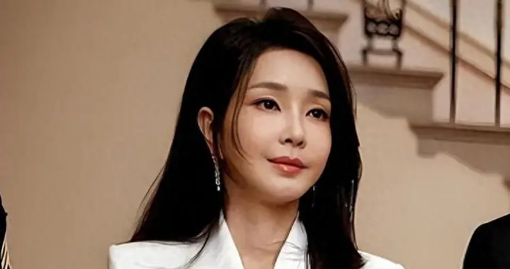 韩国前总统夫人金建希，穿深灰打底袜更显气质，如今54岁还是清纯