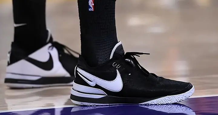 火箭队球员申京穿着LebronNXXTGen，得到19分8篮板6助攻2抢断