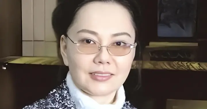 8年敛财14个亿，吃一顿饭花上百万，“金融才女”朱丽丽是何下场
