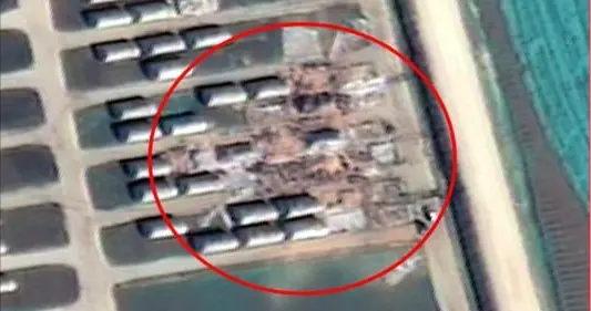 美军无处可藏，伊拉克老乡袭击美基地，大量营房被毁！