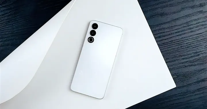 敢在2025年做白色前面板，还做成四等边？除了魅族，还有谁