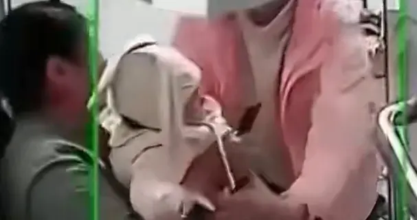 气到发抖！老人抱娃下楼梯盯手机，孩子摔地仍攥手机，真要命！