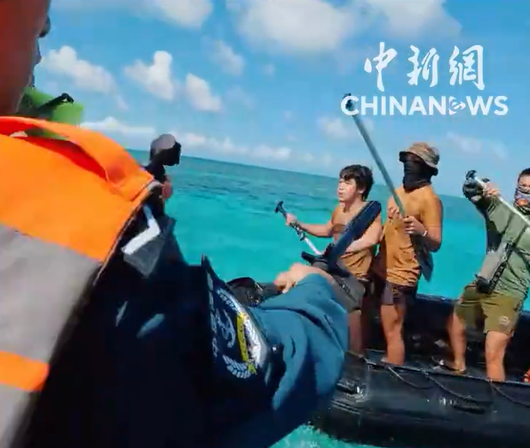 自拍杆改船桨，仁爱礁第二届肉搏大赛又开始了。"菲猴&quot...