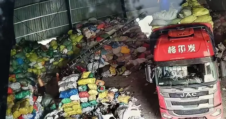 女生误将奶奶藏有13万金饰的旧衣一起卖了，家人心急如焚