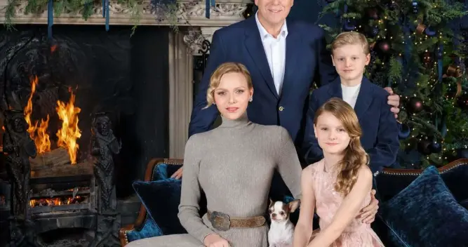 加布里埃拉公主长大啦！为拍圣诞贺卡照换发型，直发烫卷发好轻熟