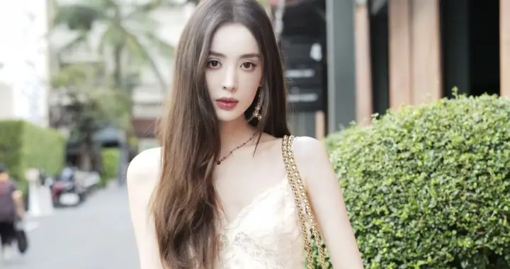 古力娜扎，白色吊带短裙，好甜好纯啊