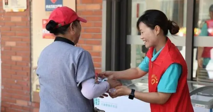 搬空爱心冰箱的女生道歉了，但这事能翻篇吗？宣城一台冰箱被搬空，全国多地...