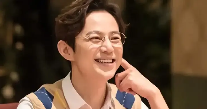 手握过亿身家，51岁无妻无子，何炅往后的日子，仍和保姆一起过吗