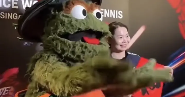 佳佳在晚宴上拍照，听到莎莎的笑声了，朱雨玲、早田希娜聊的开心