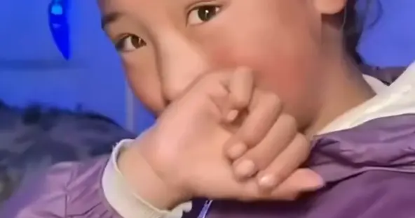 藏族女孩当起了兵哥哥的翻译