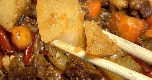 家常胡萝卜炖牛肉味道还不错，试试看吧！