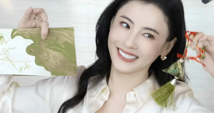 张柏芝端午做香包，衬衣两颗纽子不扣，性感又漂亮，美得不可方物