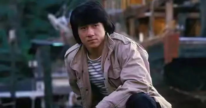 成龙71岁自嘲变老，网友却记他当年拍险戏，新片意外成养老喜剧