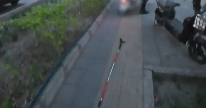 盲道撞人反骂“不看路”？道歉了事？交警：没完！