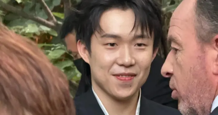 打脸多少人？王楚钦靠自己在北京给父母买房，开孔雀绿跑车去训练