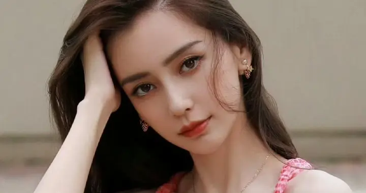 Angelababy杨颖，魅力红唇壁纸精选。