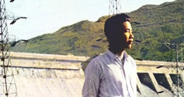 李鹏总理年轻时有多帅？1959年在吉林的留影，他31岁英俊潇洒